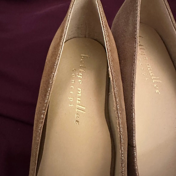 Bettye Muller Concept Block Heel Pumps in Gold. Size 9. - Picture 2 of 6